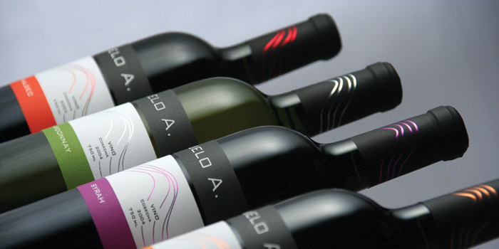 Ideas, ejemplos e inspiración para la creación y diseño de etiquetas de vino y botellas de vino de estilo clásico. Packaging, botellas y diseños de etiquetas de vino clásicas, para la inspiración.