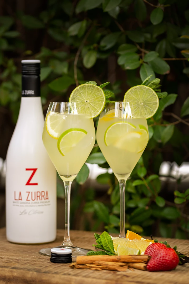 Diseño gráfico y creativo de etiquetas formato sleeve y packaging de vino para SANGRÍA LA ZURRA