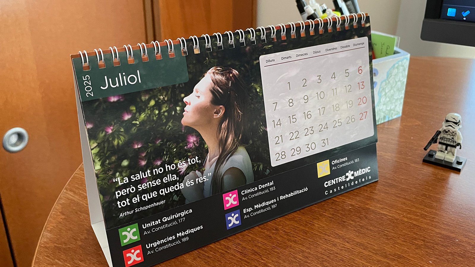 Diseño de calendario corporativo para centro médico: funcionalidad, branding y bienestar visual