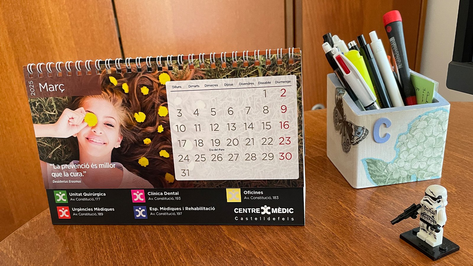 Diseño de calendario corporativo para centro médico: funcionalidad, branding y bienestar visual